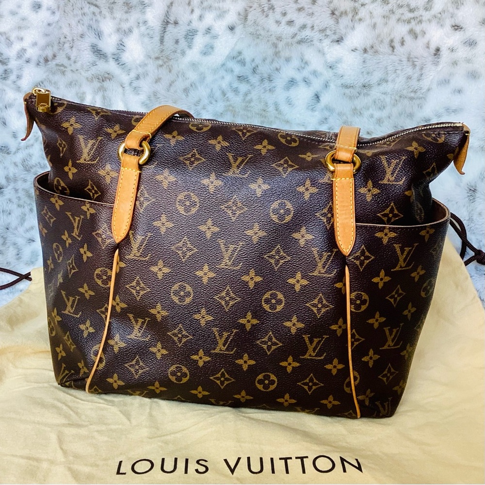 LOUIS VUITTON Totally MM Tote Bag